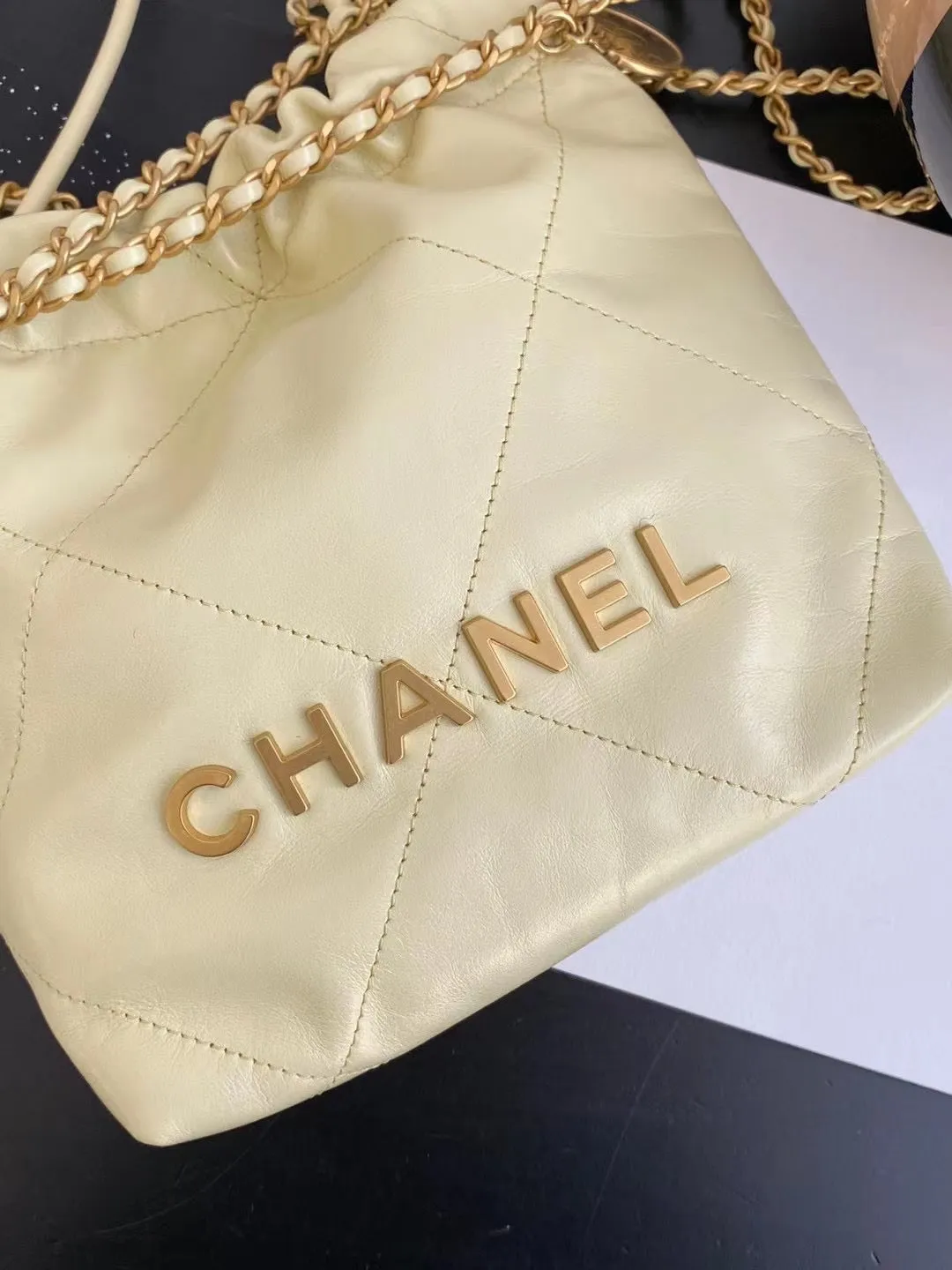 CC702 CHANEL 22 Mini Handbag / HIGHEST QUALITY VERSION / 7.8 × 7.4 × 2.3 in