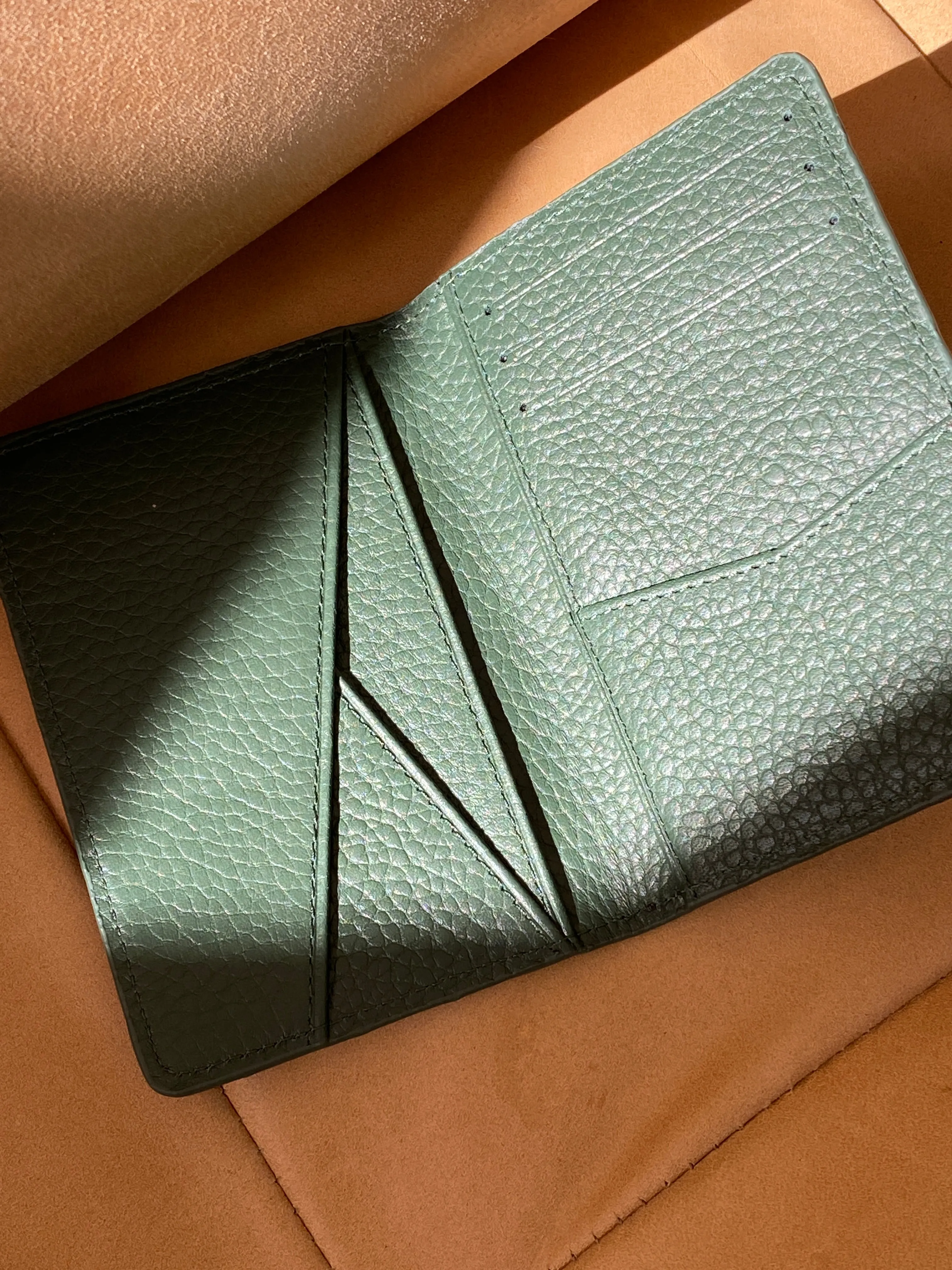 'Mito' Green Grain Leather Bi Fold Cardholder