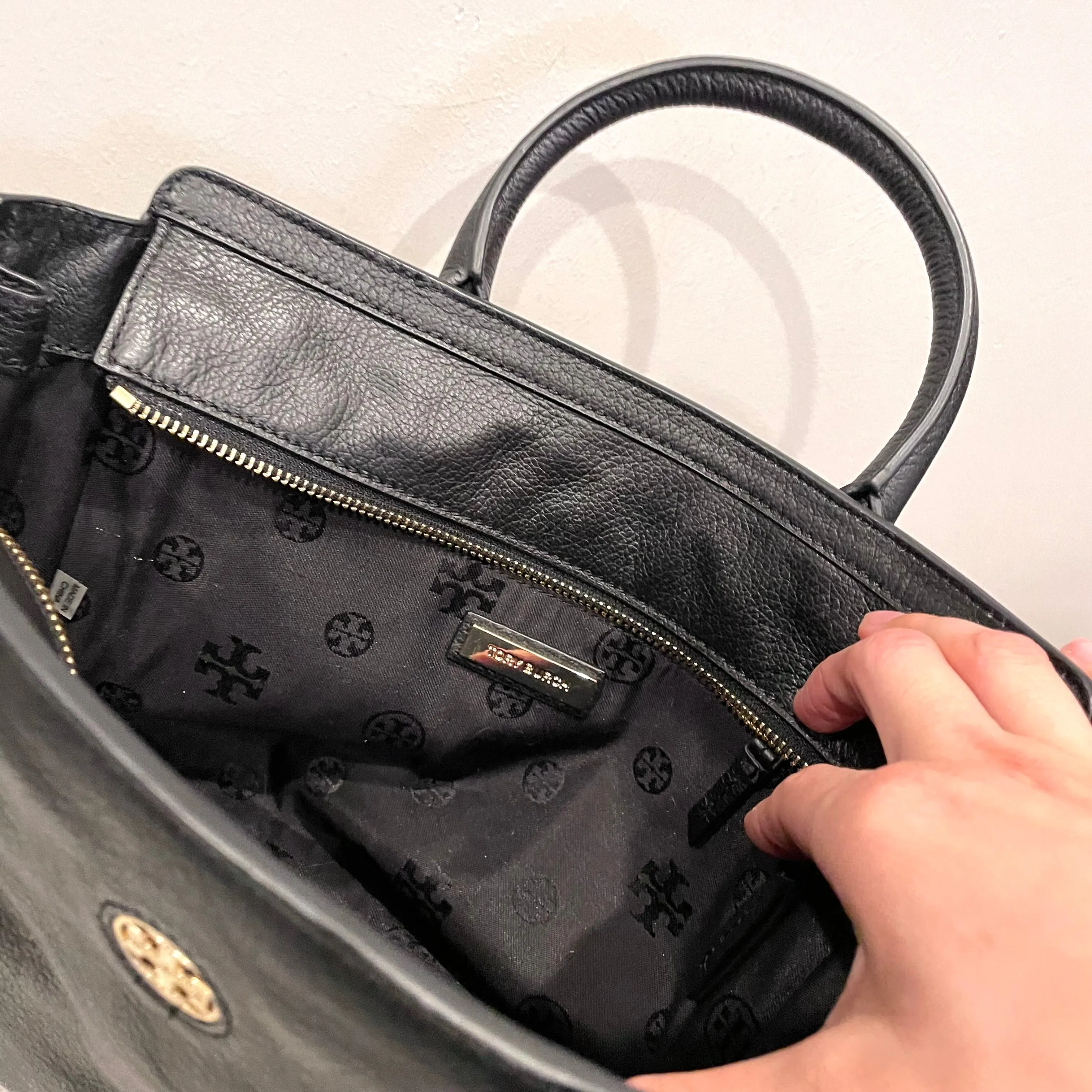 Pebble Leather Zip Expandable Purse